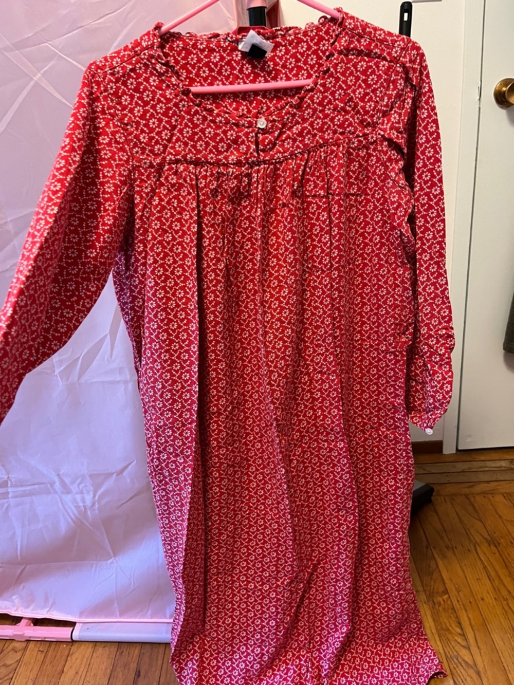 Lands' End Red Printed Long Sleeve Nightgown size small but fits much bigger.